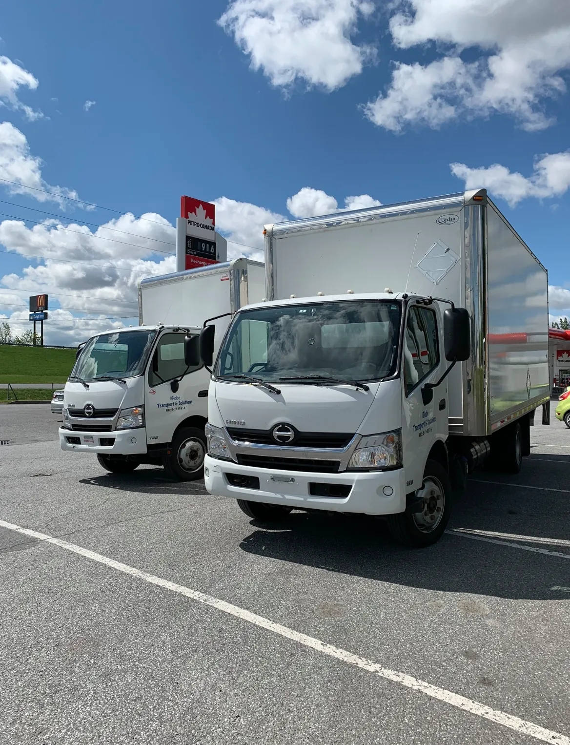 Camions de livraison iGlobe stationnés côte à côte