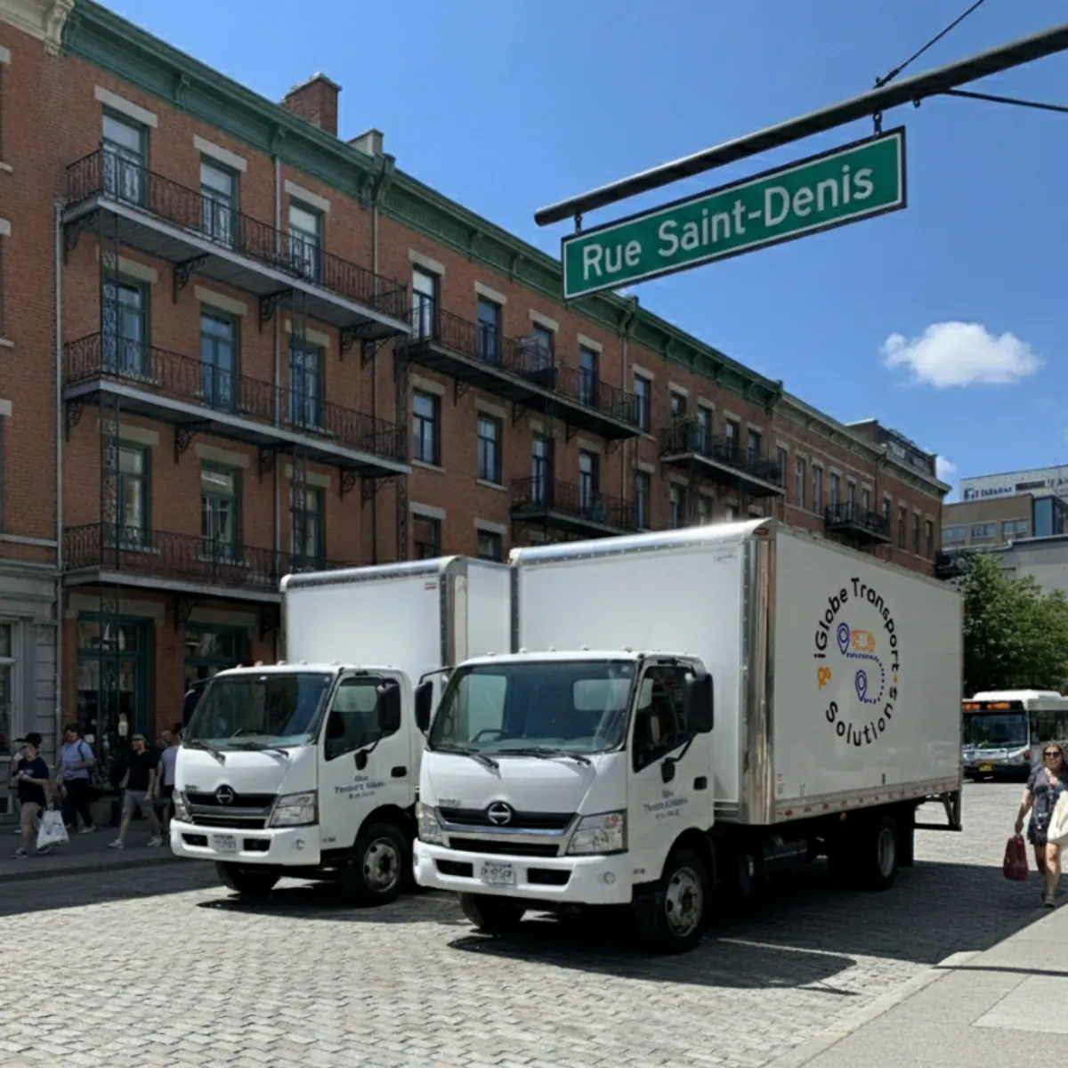 Deux camions de livraison iGlobe stationnés rue Saint-Denis